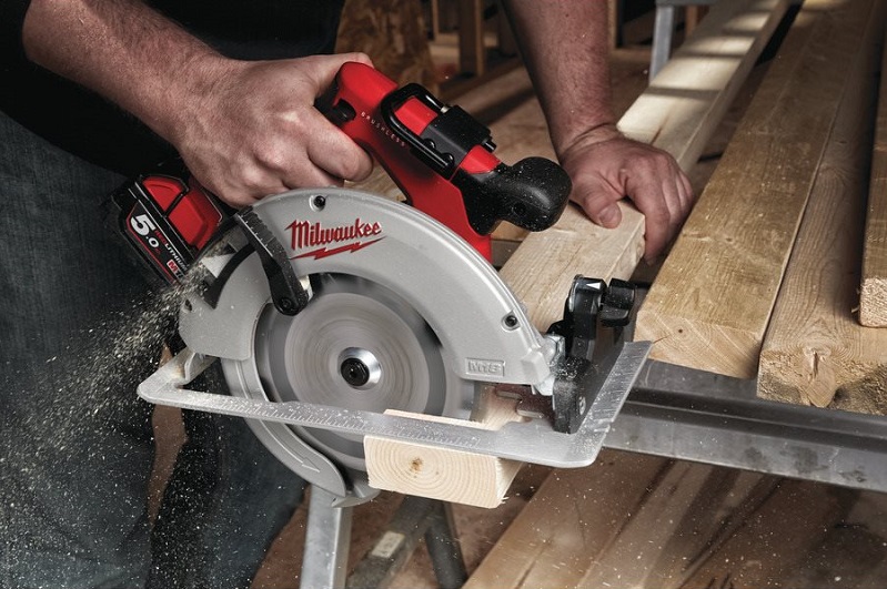 фото Аккумуляторная циркулярная пила MILWAUKEE M18 BLCS66