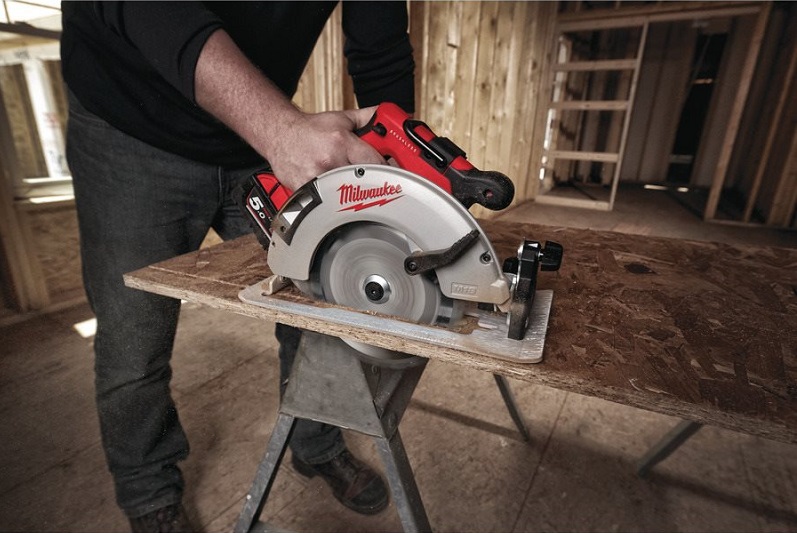 фото Аккумуляторная циркулярная пила MILWAUKEE M18 BLCS66