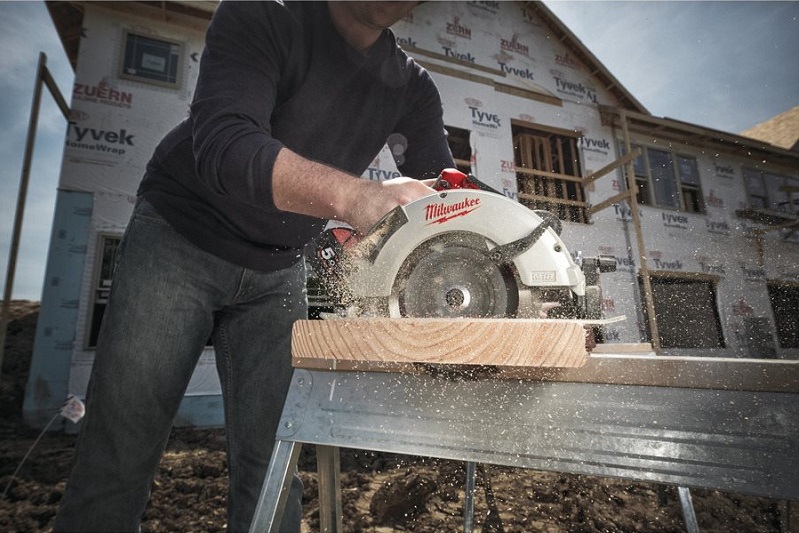 фото Аккумуляторная циркулярная пила MILWAUKEE M18 BLCS66