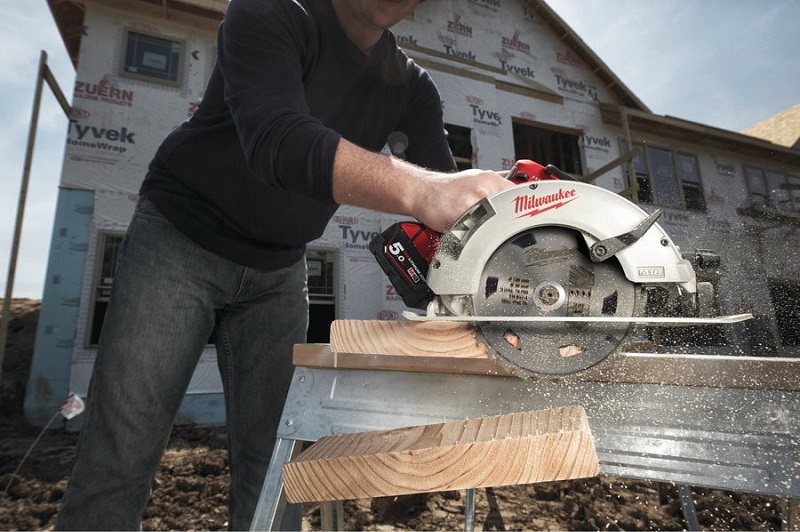 фото Аккумуляторная циркулярная пила MILWAUKEE M18 BLCS66