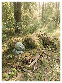 Ландшафтная скульптура WOODandROOT спящая лесная женщина из мха и земли
