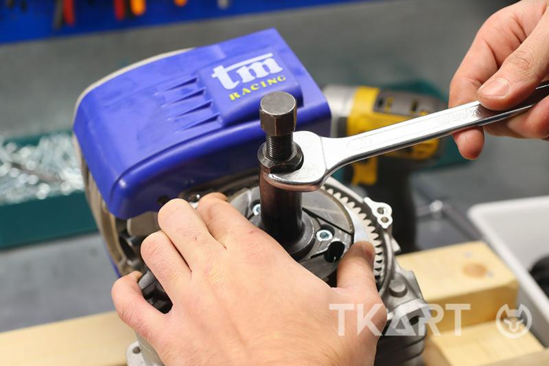 Снятие муфты сцепления съёмником с мотора TM Mini 60cc