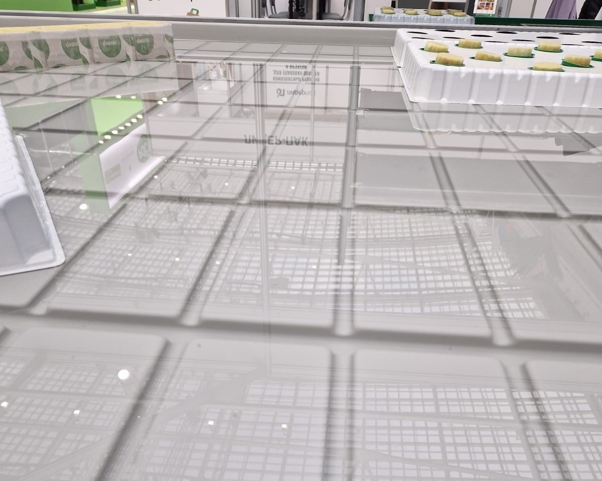 Гидропонический поддон, наполненный водой по системе "прилив-отлив"