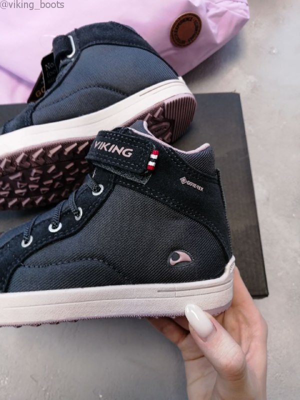 На официальном сайте Viking-boots модель Leah Mid GTX Sneaker Dark Grey/Dusty Pink представлена в размерах от 25 до 35