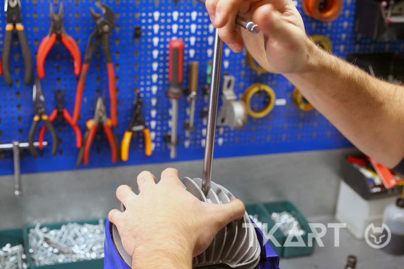 Откручивание гаек головки цилиндра мотора TM Mini 60cc