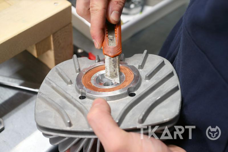 Снятая головка цилиндра и прокладки мотора TM Mini 60cc