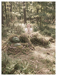 Земляная скульптура WOODandROOT среди деревьев как художественный объект и фотозона