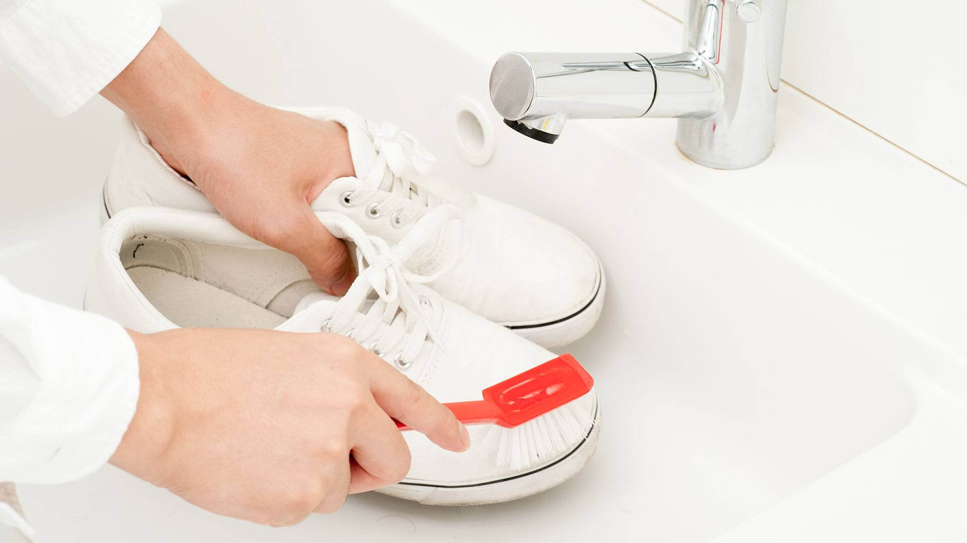 Можно стирать кожаные кроссовки в стиральной. Для мытья обуви. Чистка белой обуви. Помыть кроссовки. Чистка текстильной обуви.
