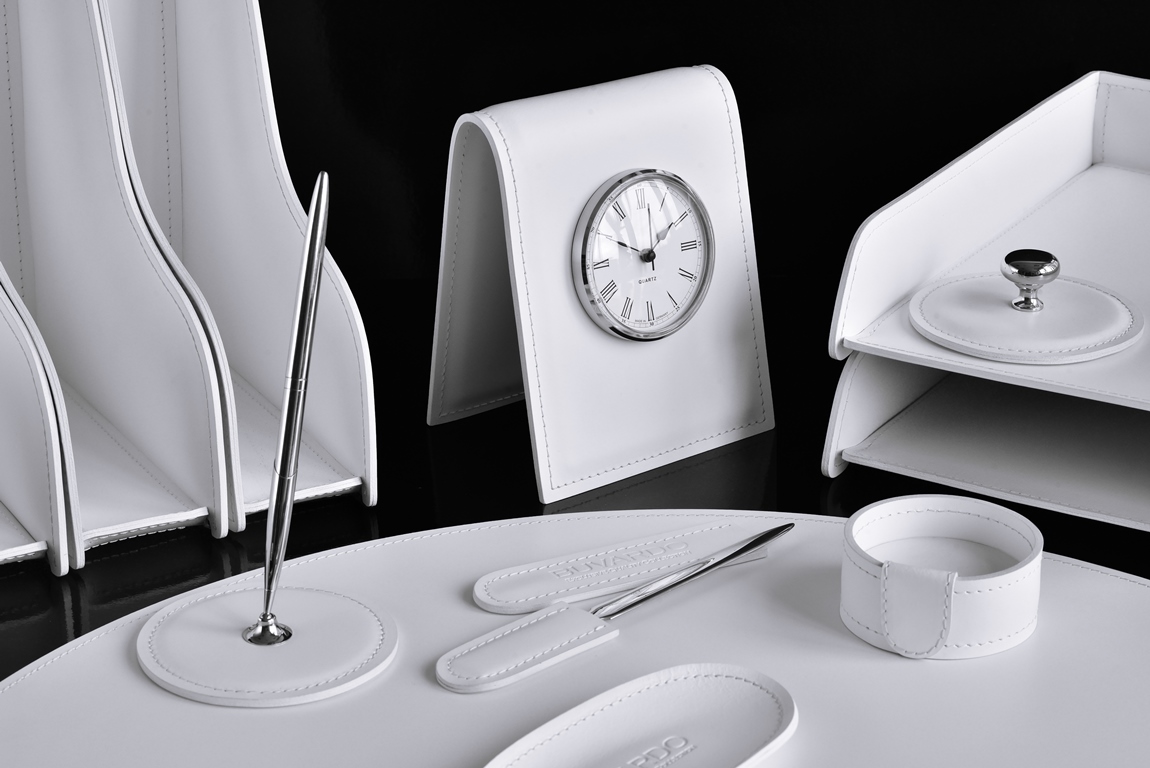 белый кожаный органайзер в кабинет