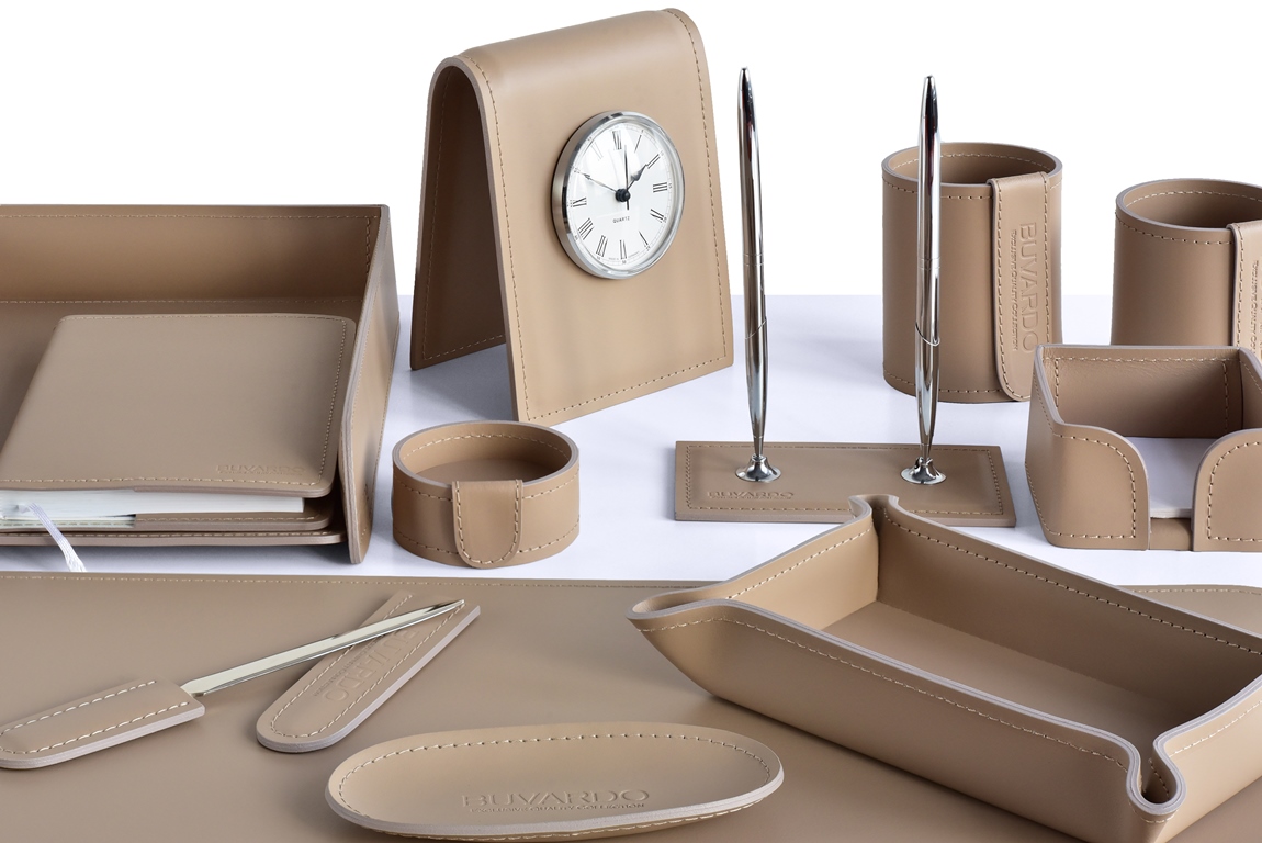 бежевые настольные приборы из кожи