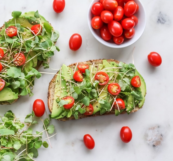 Тосты с авокадо и микрозеленью