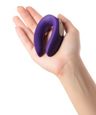 Satisfyer Partner Toy Plus Remote,  в руке 