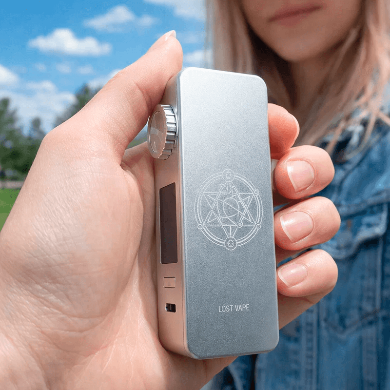 Девушка показывает Centaurus M100