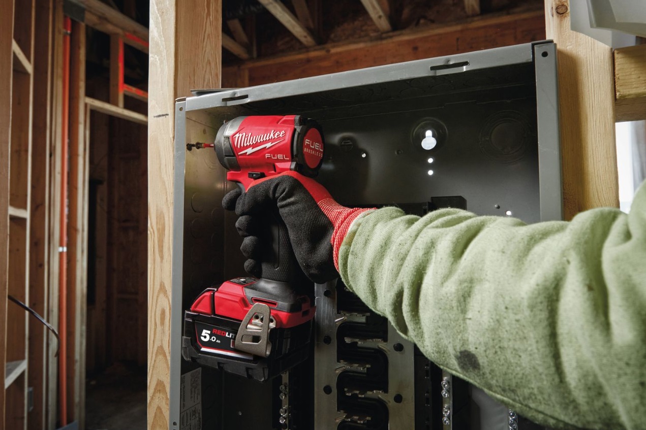АККУМУЛЯТОРНЫЙ винтоверт MILWAUKEE M18 