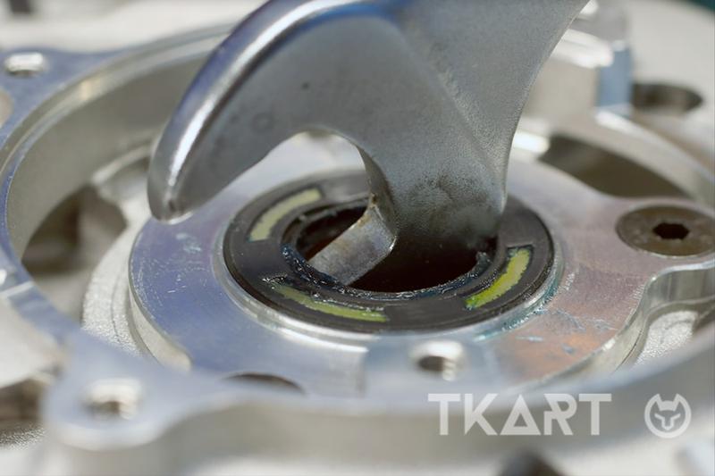 Снятие сальников с половинок картера мотора TM Mini 60cc