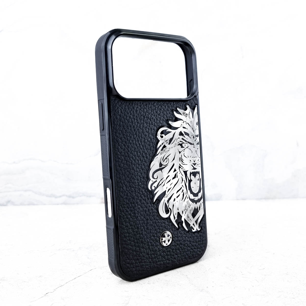Чехол iPhone Euphoria HM Premium Noble Lion Чехол iPhone 17 Pro Лев — натуральная кожа Италия, металлический лев ювелирный сплав, оберег Euphoria HM Noble Lion.