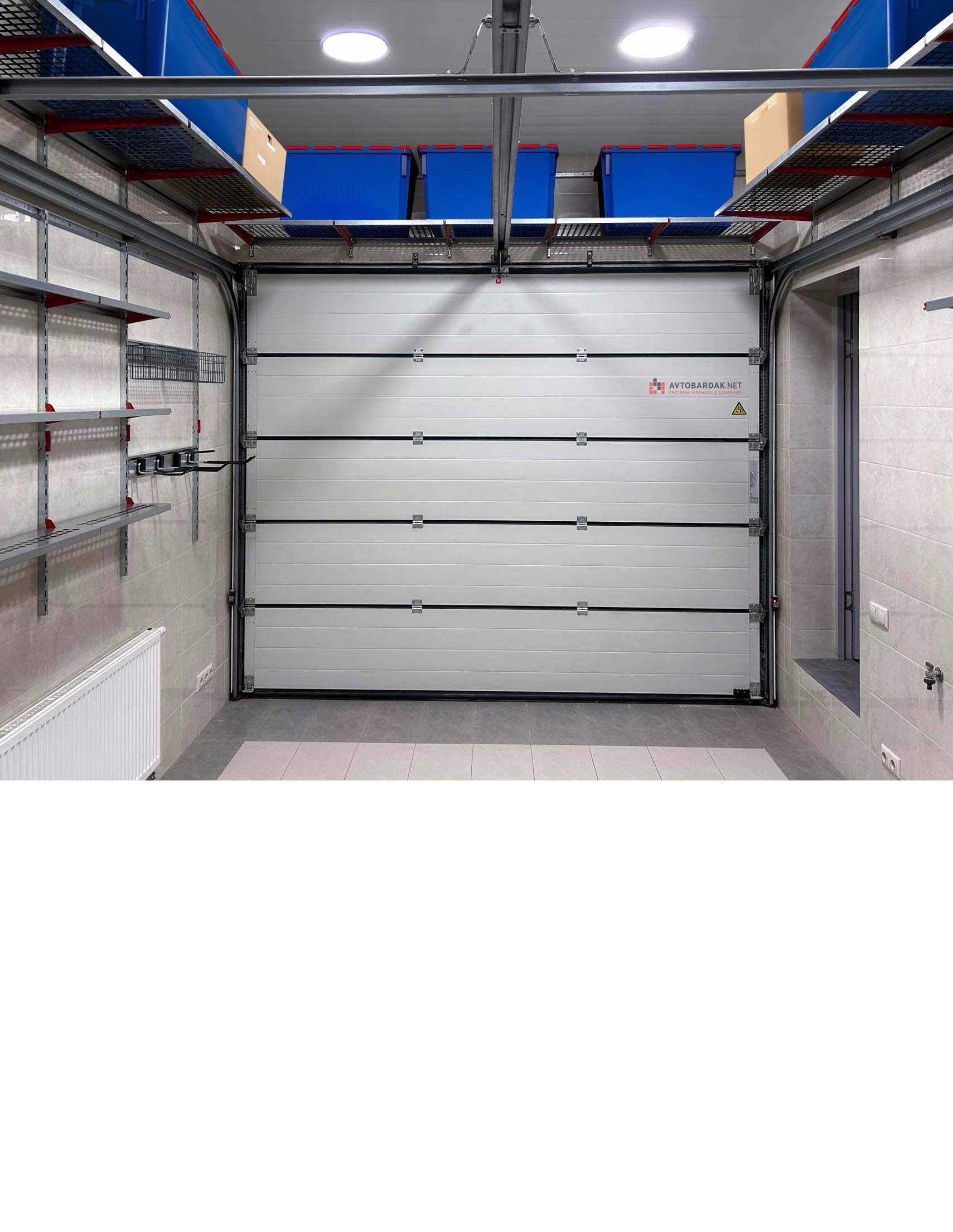 Настенные полки под потолком