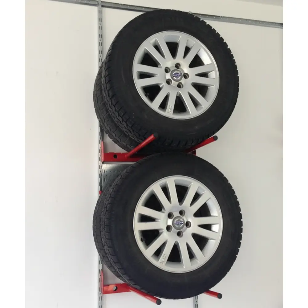 Пример вертикального расположения колес на стене для максимальной экономии места в гараже