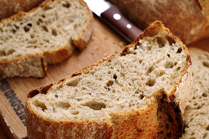 Хлеб цельнозерновой рецепт в духовке на дрожжах. Хлеб на закваске. Ржаной хлеб на закваске. Домашний хлеб на картофеле. Хлеб на закваске фото.