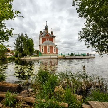Переславль-Залесский: храм у озера