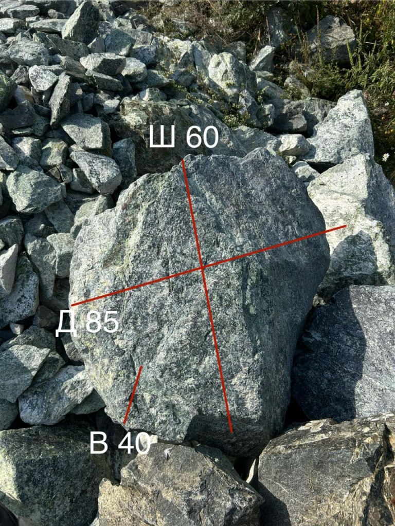 Природный дизайн serpentinite отлично сочетается с металлом и деревом