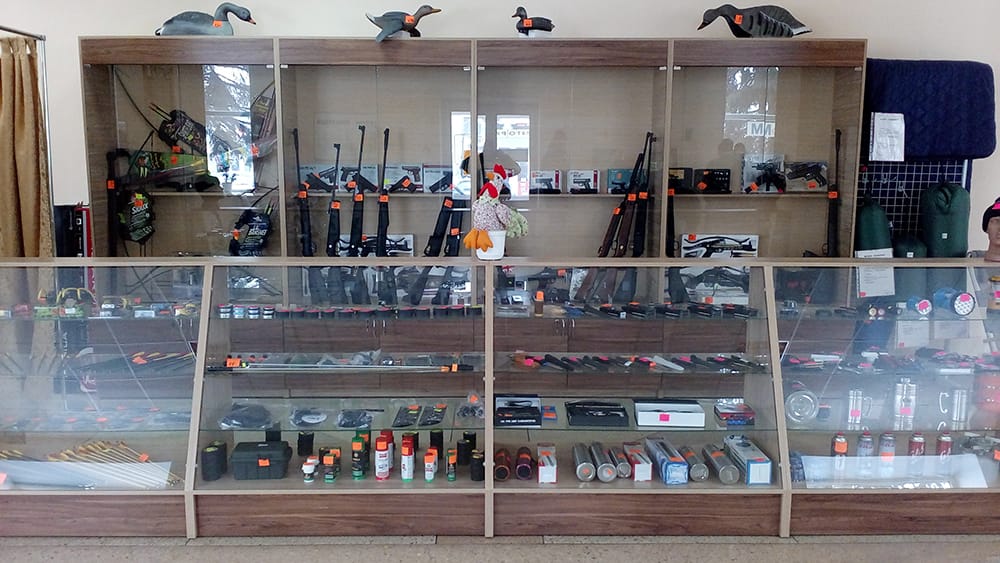 Вітрина відділу зброю в магазині 'Рибалка і Туризм'