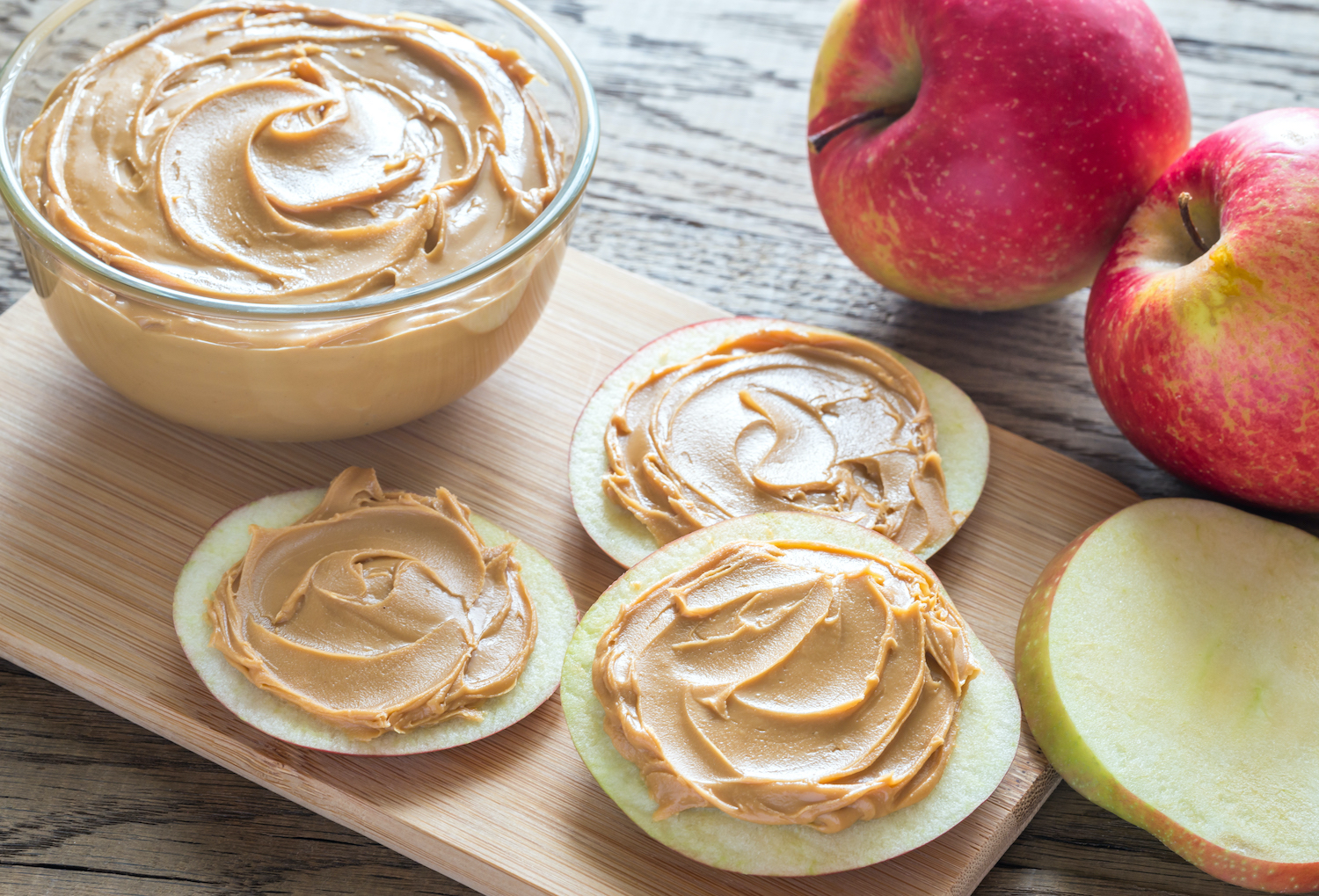 slices-of-apples-with-peanut-butter-PLQ8M59.jpg
