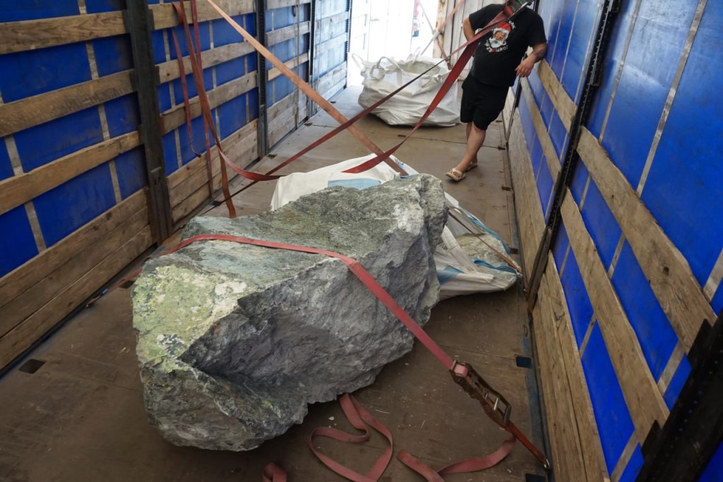  Нежная игра светотени на поверхности serpentinite завораживает взгляд