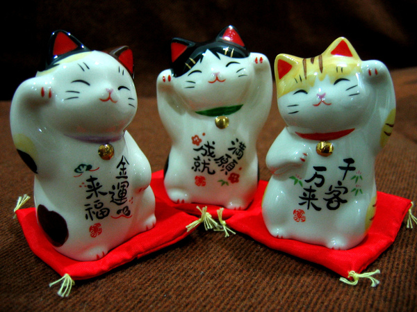 Манеки-неко, кот приносящий удачу.                 (длиннопост) кот, манеки неко, япония, поверия, гифка, длиннопост