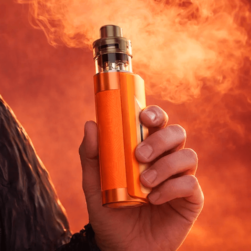 Человек курит GeekVape Aegis Force