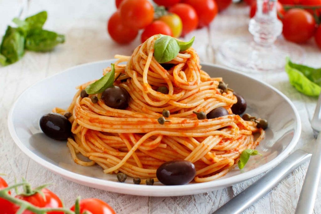 Как приготовить Спагетти с сыром и помидорами на сковороде рецепт пошагово