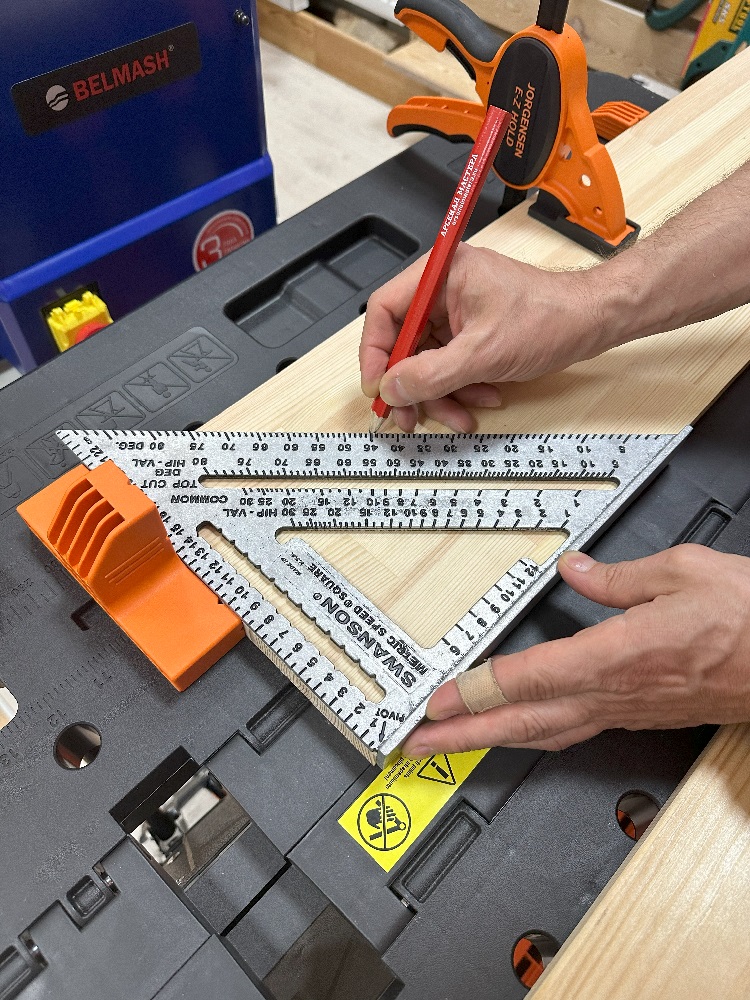 Угольник Swanson Свенсон Speed Square 250 мм метрический для плотника и столяра