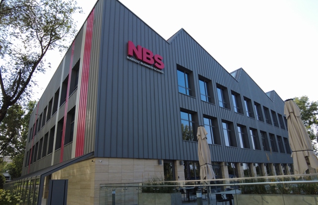 Здание Narxoz Business School с облицовкой линеарными панелями на подсистеме REVENTAL