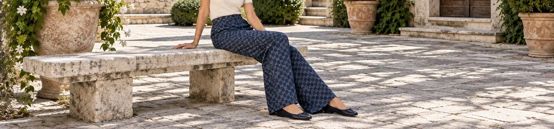 Брюки синие от Gucci BP5-477706 в lifestyle-сцене к статье «Синие брюки Gucci с GG: сначала выберите масштаб сумки»