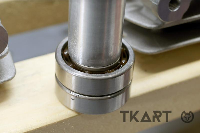 Выбивание подшипников из картера мотора TM Mini 60cc выколоткой