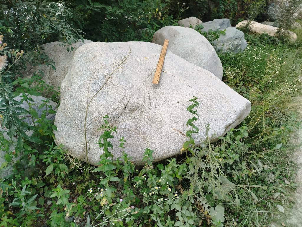 Уникальная эллиптическая форма, созданная ледниками и морозами, придает каждому камню особый шарм