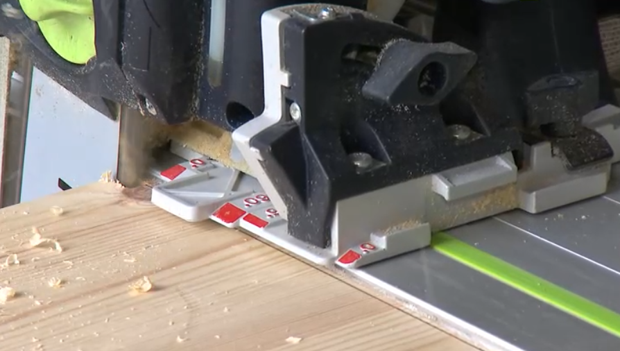 Шина-направляющая Цепной пилы FESTOOL обеспечивает ровный срез и точный угол под 90 градусов