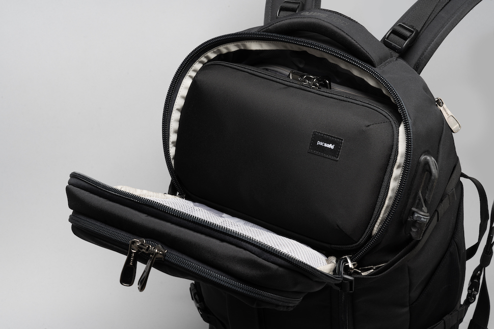 rfidsafe_gadgetpouch_11065100_black_bagandwallet_kupit.jpg
