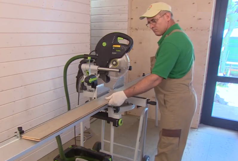  С помощью  Торцовочной пилы  Festool KAPEX KS 120 (Фестул Капекс КС 120) строители  для чистовой отделки пола и стен подгоняли дубовые доски