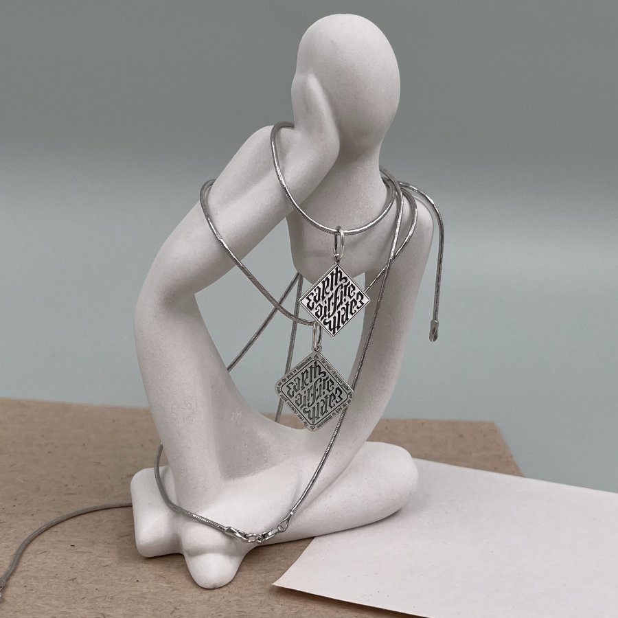 совместное лайф-фото подвесок Ромб иллюминатов 1 фотография двух подвесок Ромб иллюминатов на цепочках из серебра с белой фигуркой девушки