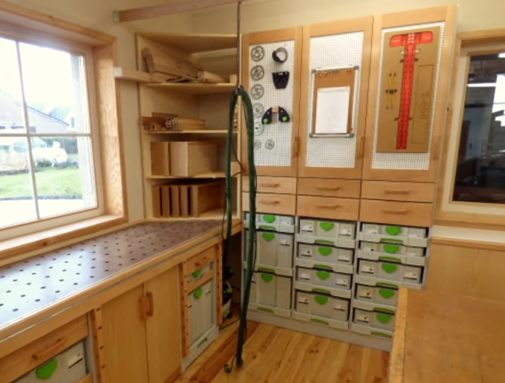 СУПЕР Мастерская, реализованная на основе инструментов и оборудования FESTOOL, мастера из Бельгии, который изготавливает рабочие столы для ювелиров