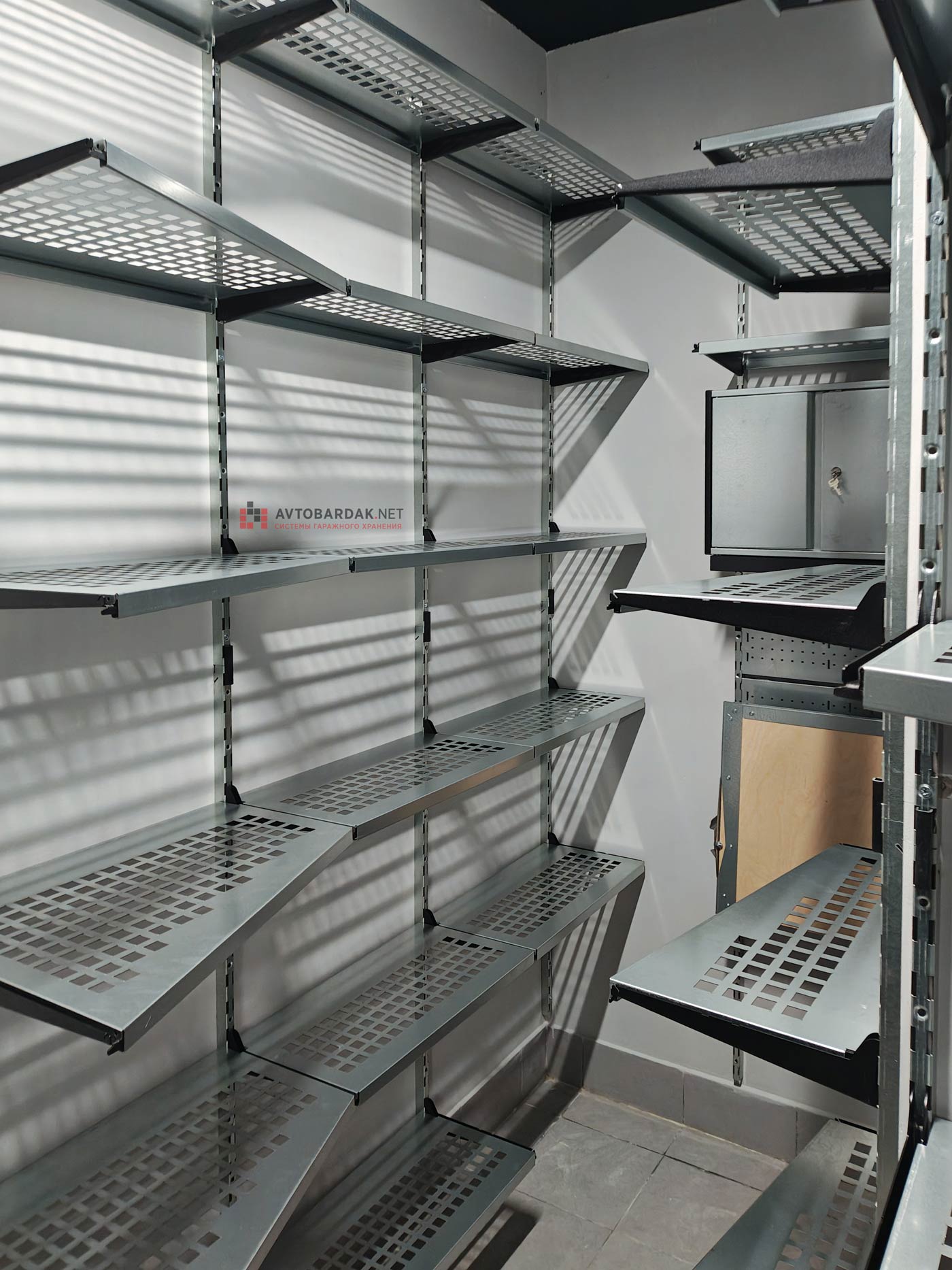 Как обустроить кладовку