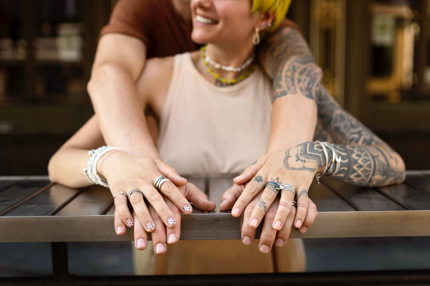 Татуировки на пальцах: что нужно знать