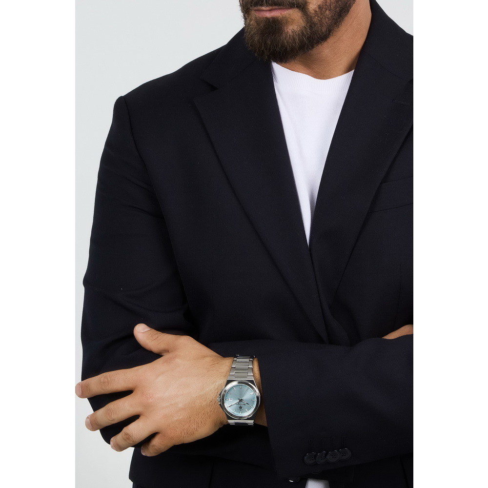 Изображение выглядит как человек, часы, ошейник, Модный аксессуарАвтоматически созданное описание