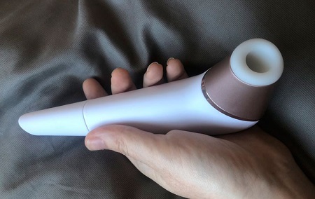 Вакуумно-волновой стимулятор Satisfyer 2 Next Generation в руке