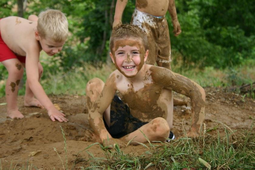 Детские игры на свежем воздухе — дети в грязи