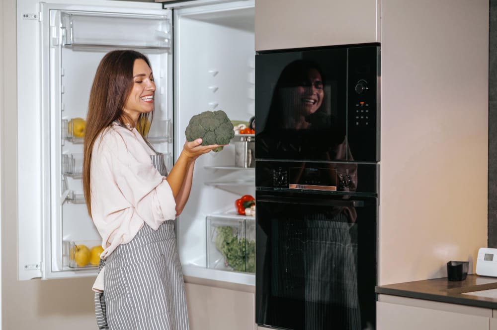 Женщина на фоне холодильника