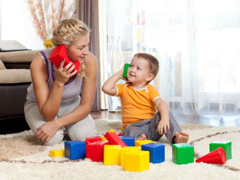 Интеллектуальные игры для детей 3-4 лет — ребенок и мама играют