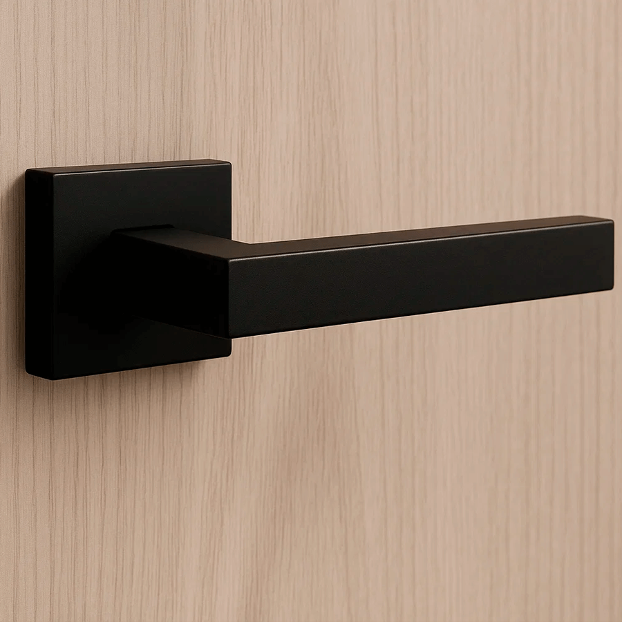 Черная дверная ручка