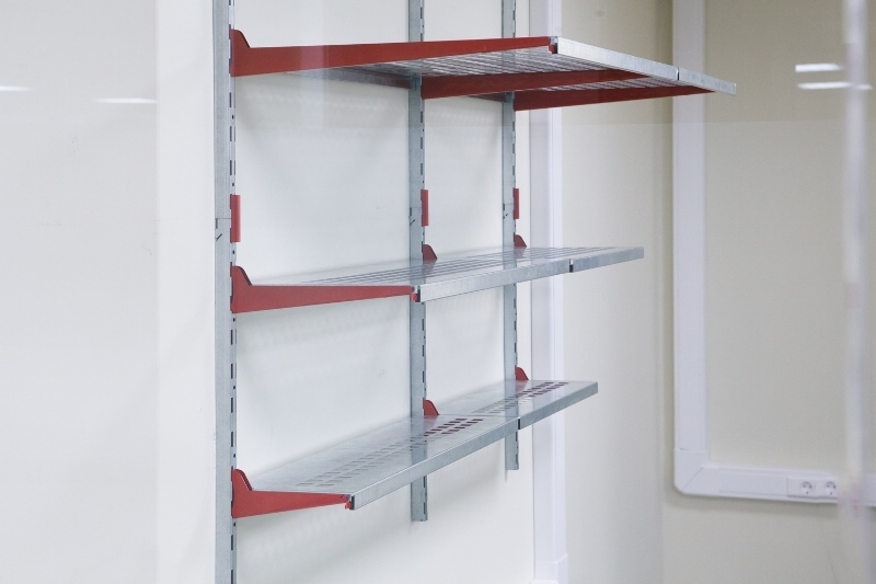 Металлические полки на стену